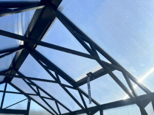 Форточка в крышу для двускатной теплицы House Lux