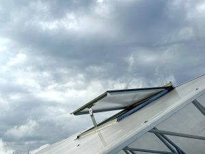 Форточка в крышу для двускатной теплицы House