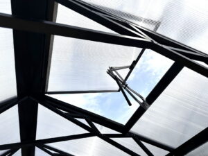 Univent roof window automatic mechanism